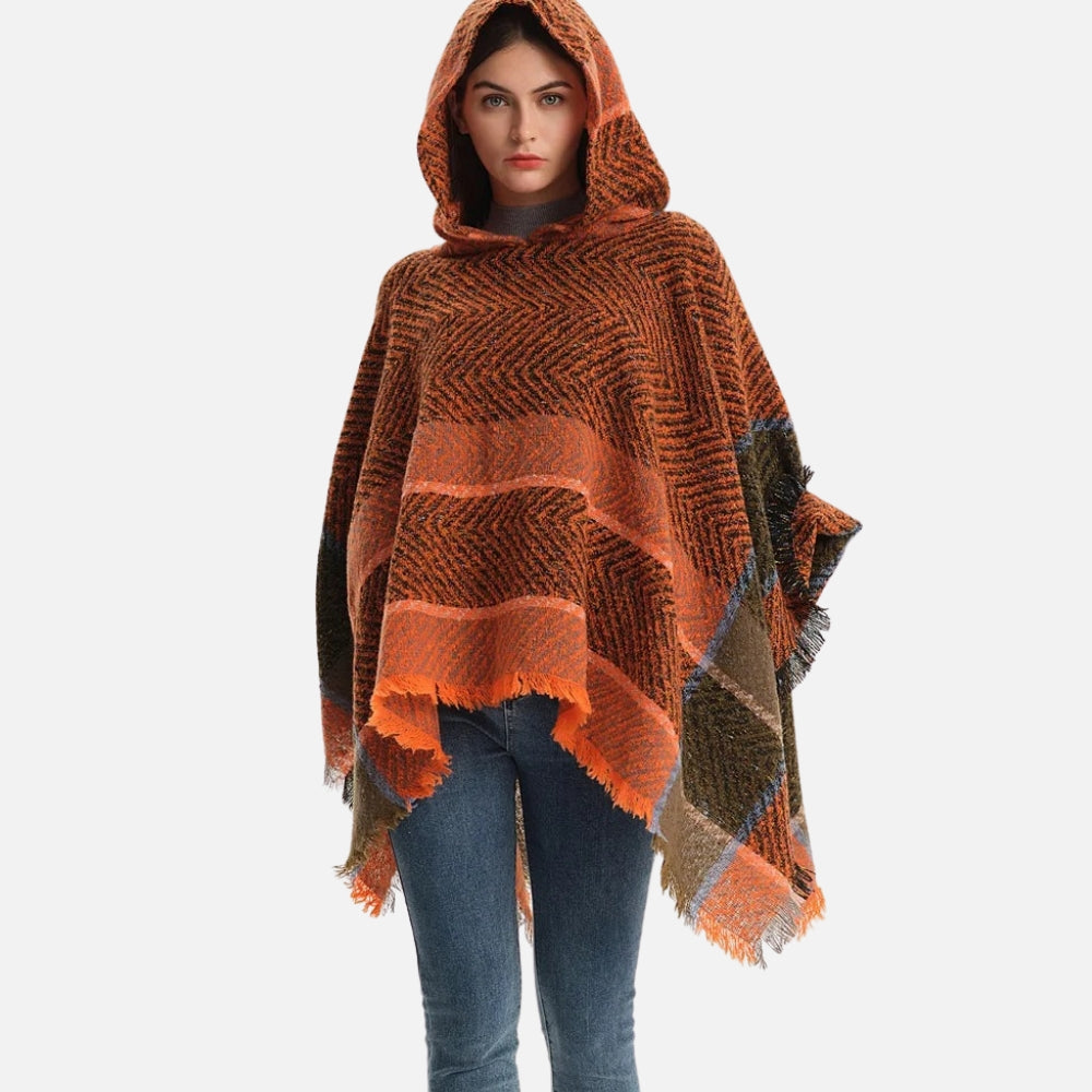 Femme portant cape poncho capuche franges motif chevron orange chinée jeans