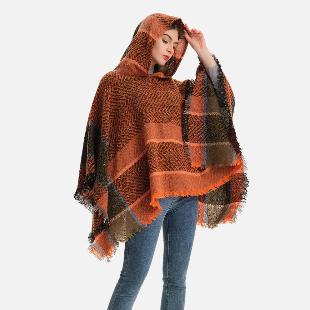Femme portant cape poncho capuche orange chevron franges motif géométrique jeans