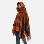 Cape poncho femme avec capuche, motif chevron orange, franges, vue de dos