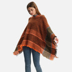 Femme portant cape poncho orange à motif chevron avec franges, col gris et jeans bleus