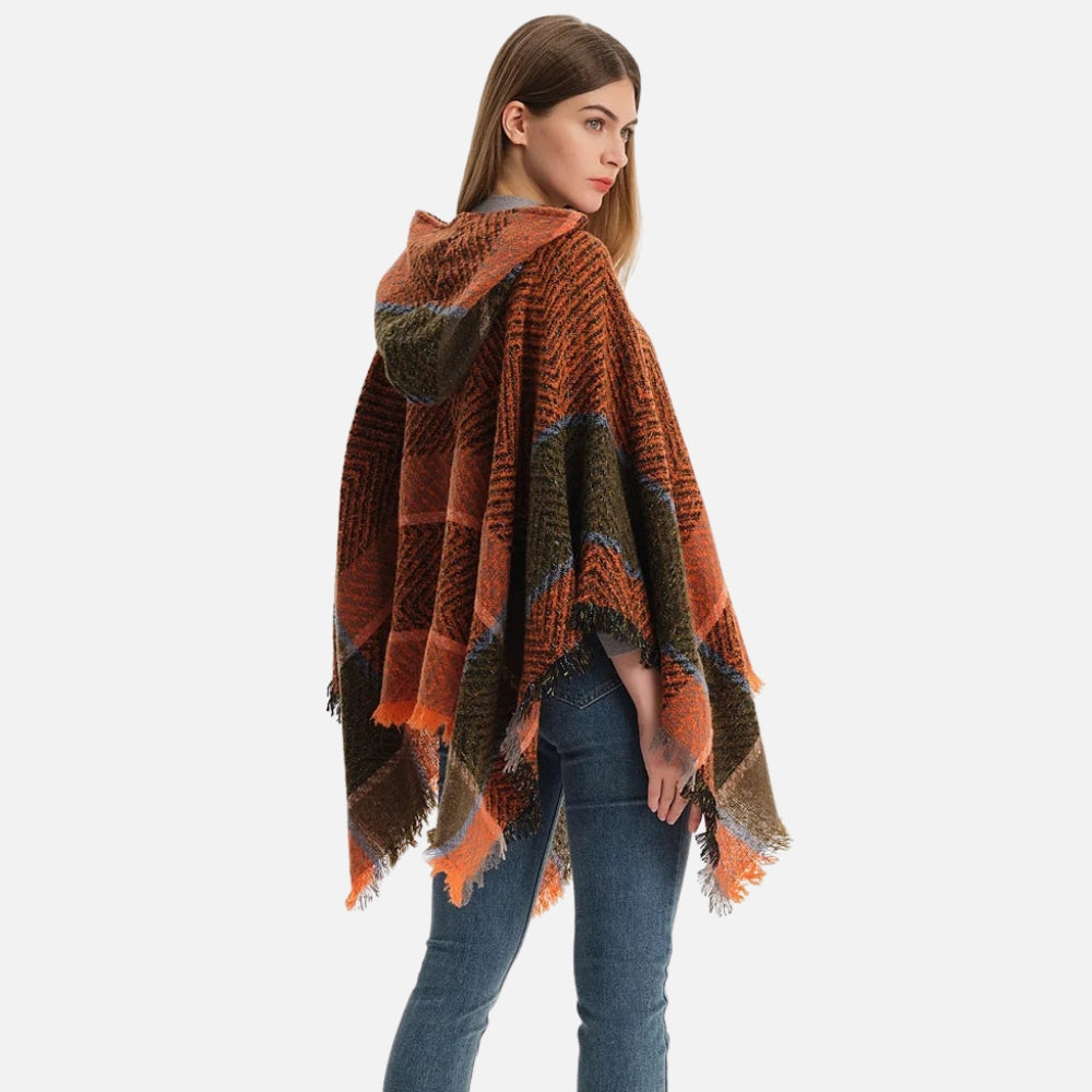 Femme portant cape poncho capuche orange chevron franges, vue de dos, jean bleu