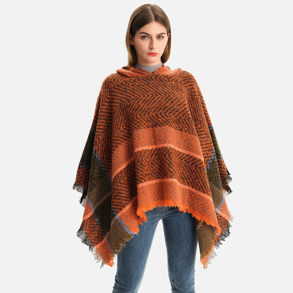Femme portant cape poncho orange chiné à capuche avec motif chevron et franges