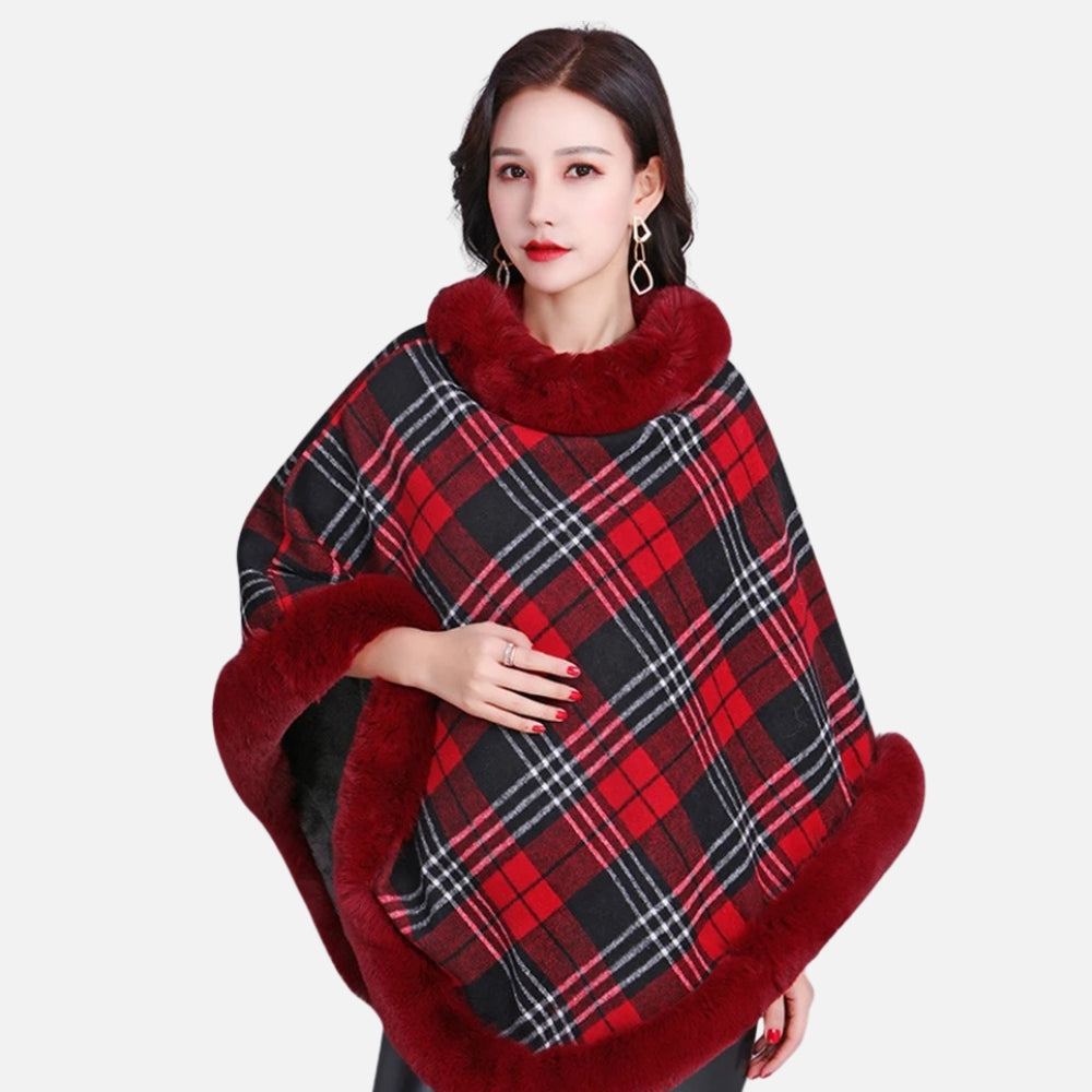Femme portant cape poncho carreaux rouge noir finitions fourrure bordeaux doublure polaire