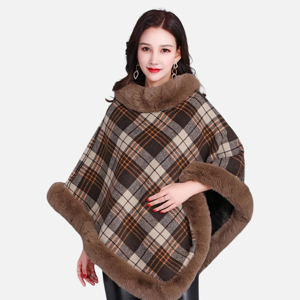 Cape poncho femme carreaux marron beige avec col fourrure et doublure polaire, portée de face