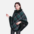 Cape poncho femme carreaux vert noir finitions fourrure doublure polaire portée
