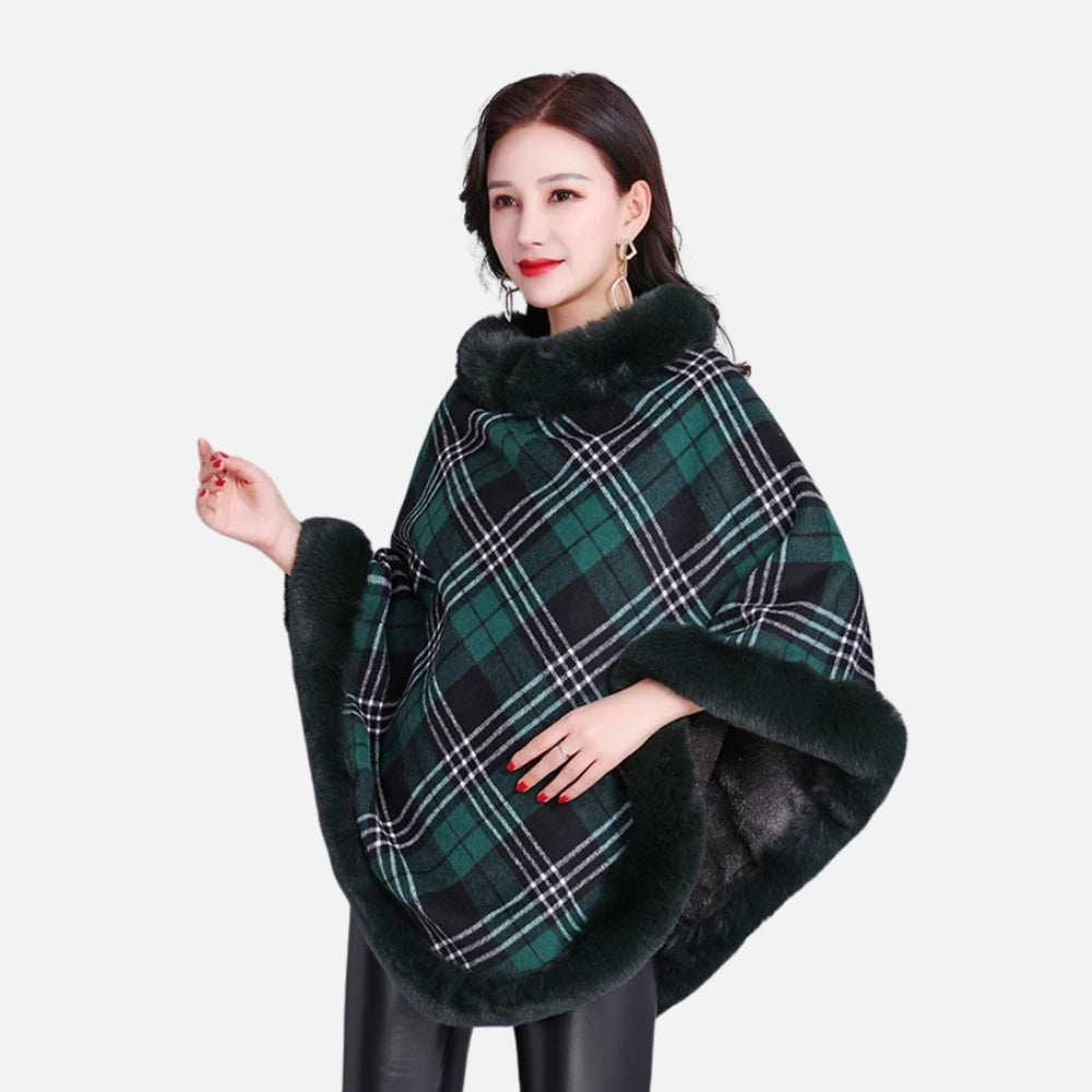 Cape poncho femme carreaux vert noir finitions fourrure doublure polaire portée