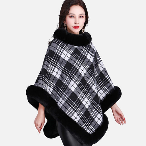 Cape poncho femme carreaux noir blanc gris, col et bordures fourrure noire, vue de face portée