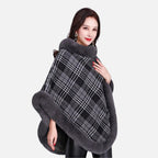 Femme portant cape poncho carreaux gris noir finitions fourrure doublure polaire