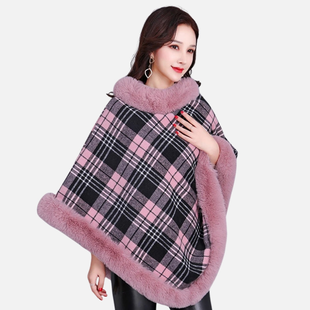 Cape poncho femme carreaux rose noir finitions fourrure doublure polaire portée