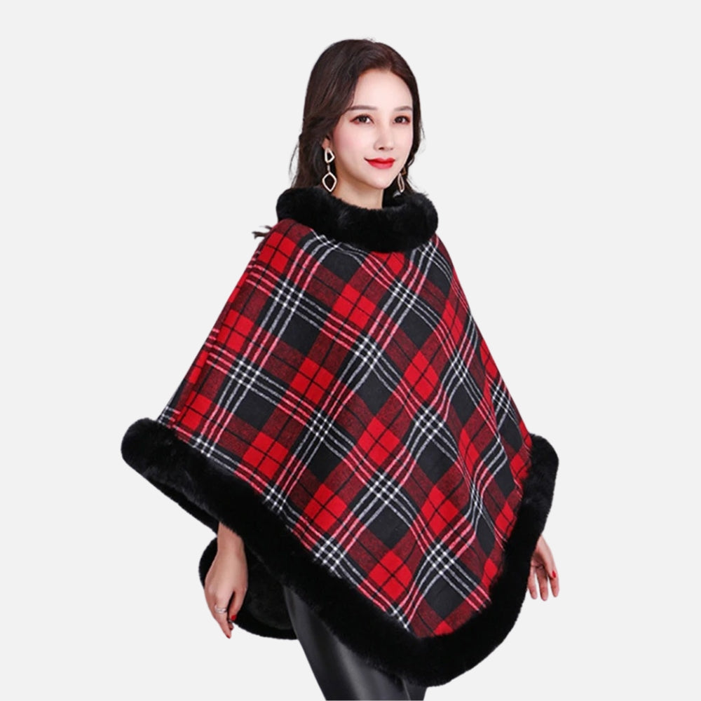 Cape poncho femme carreaux rouge noir fourrure col doublure polaire portée de face