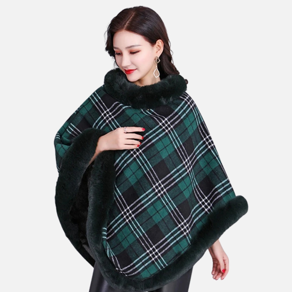 Cape poncho femme carreaux vert noir finitions fourrure doublure polaire portée