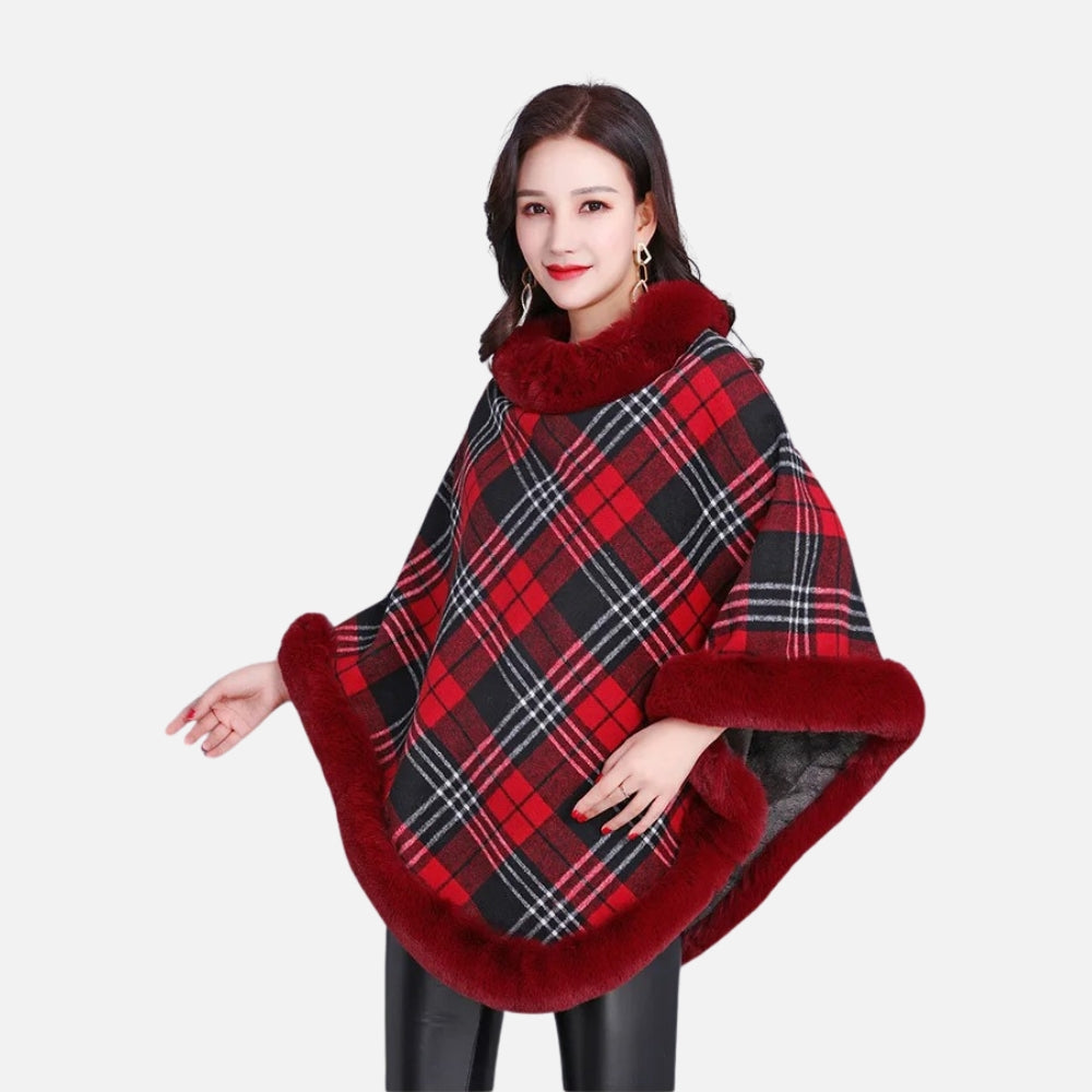 Femme portant cape poncho à carreaux rouge noir avec col et finitions en fourrure bordeaux