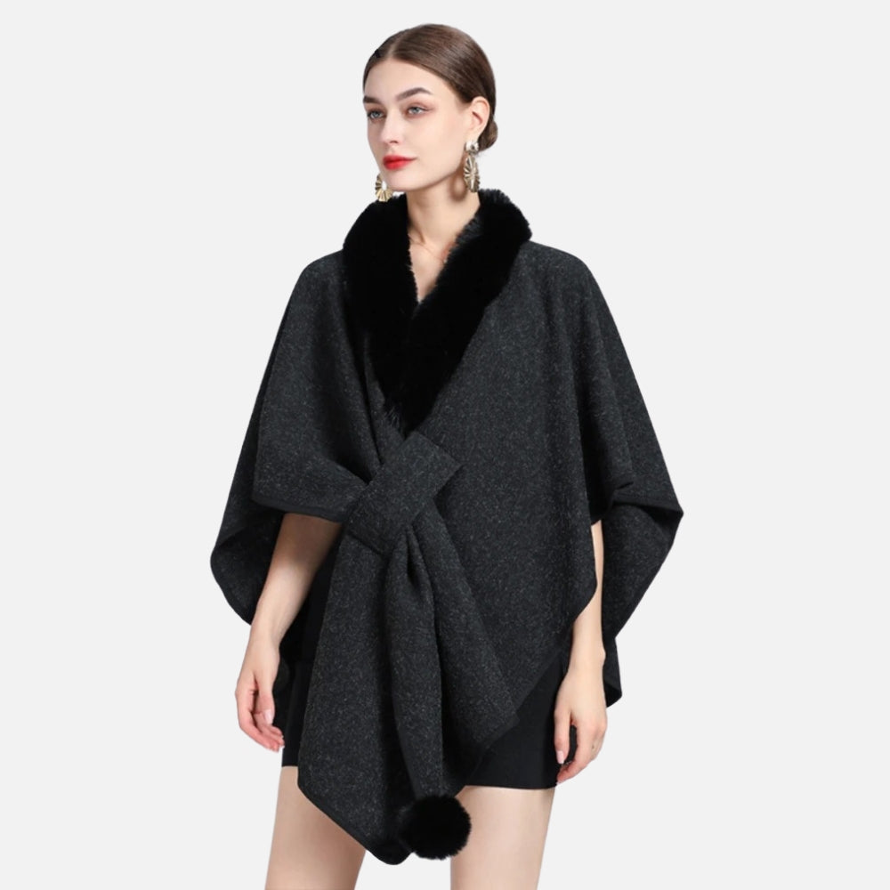 Cape poncho femme noire col fourrure ceinture pompon vue de face portée