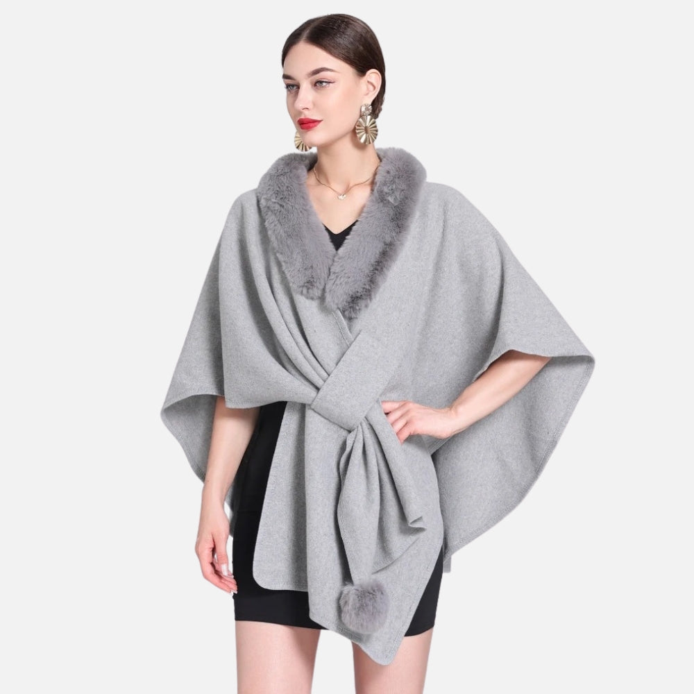 Femme portant cape poncho gris clair col fourrure ceinture pompon vue de face
