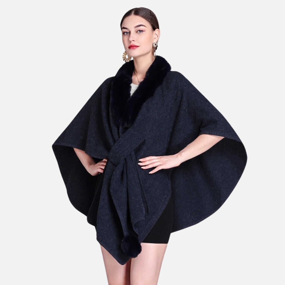Femme portant cape poncho noire col fourrure ceinture vue de face