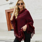 Femme portant cape poncho bordeaux col fourrure franges, lunettes de soleil, vue de face