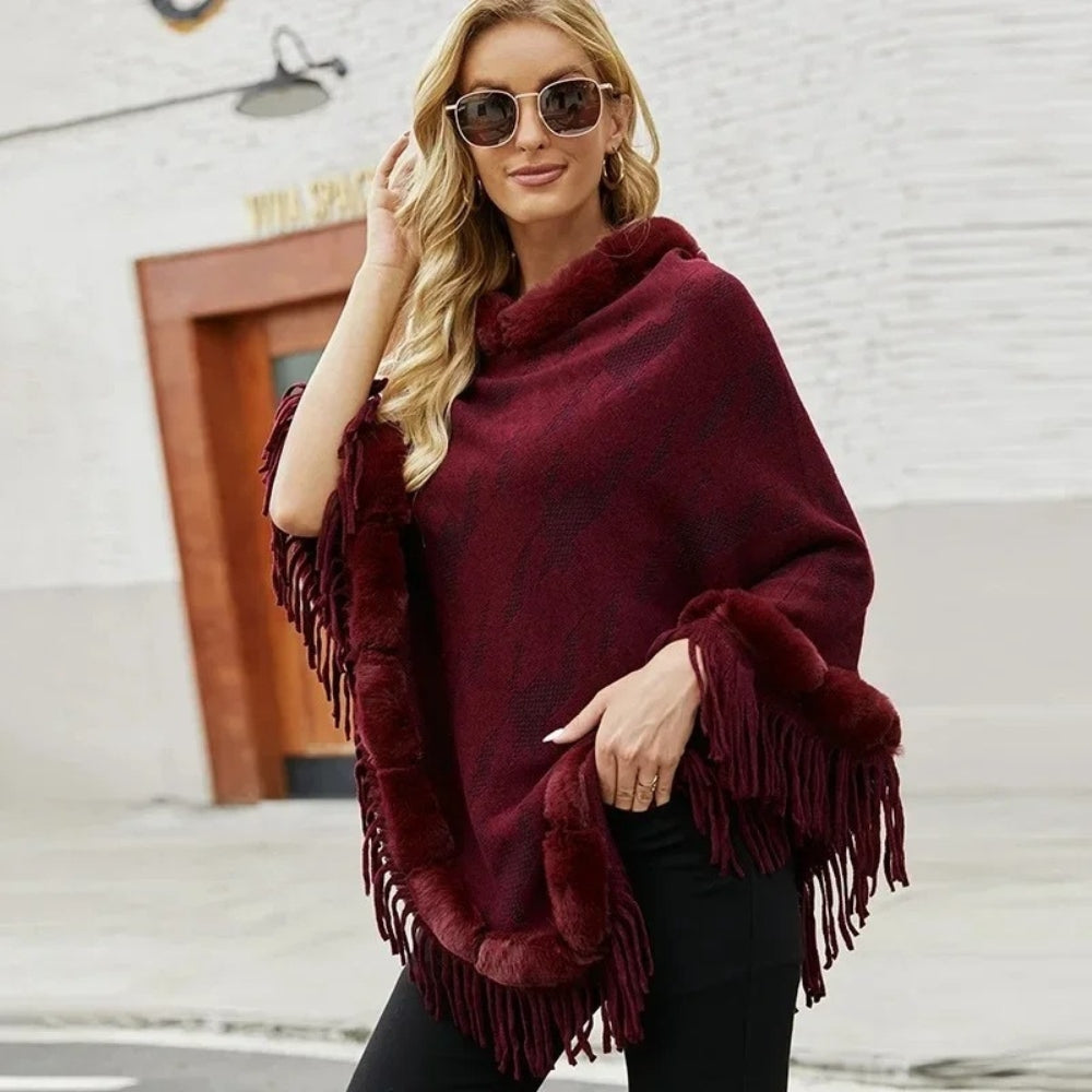 Femme portant cape poncho bordeaux col fourrure franges, lunettes de soleil, vue de face