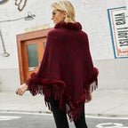 Femme blonde portant cape poncho bordeaux col fourrure et franges, vue de dos