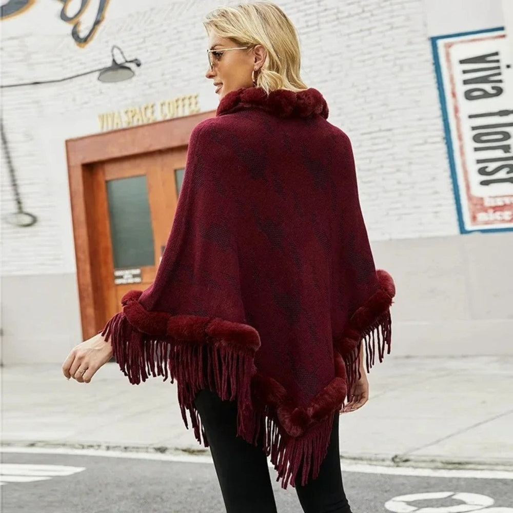 Femme blonde portant cape poncho bordeaux col fourrure et franges, vue de dos