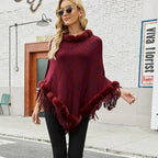 Femme portant cape poncho bordeaux col fourrure franges, lunettes de soleil, vue de face