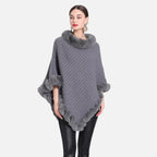 Cape poncho femme gris col fourrure maille doublée bordure fourrure portée de face