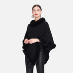 Femme portant cape poncho noire col fourrure maille doublée bordure fourrure vue de face