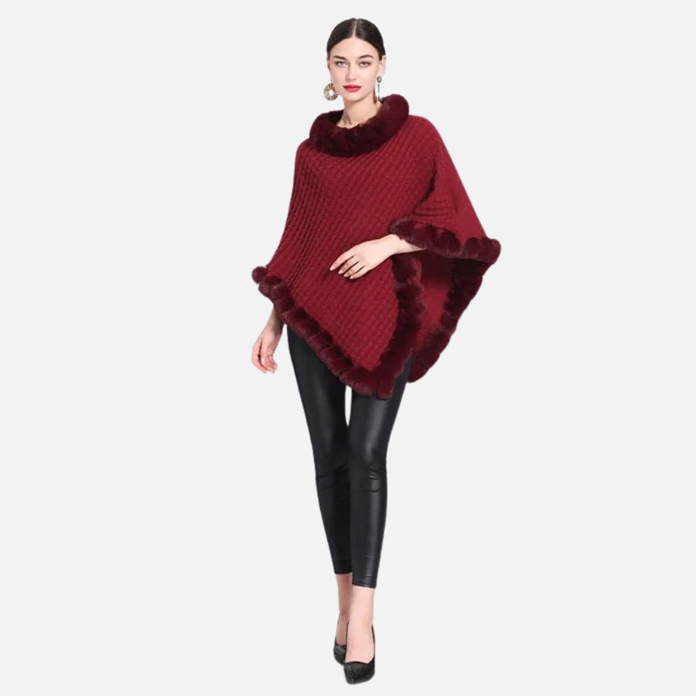 Cape poncho femme bordeaux col fourrure maille doublée, portée de face avec leggings noirs