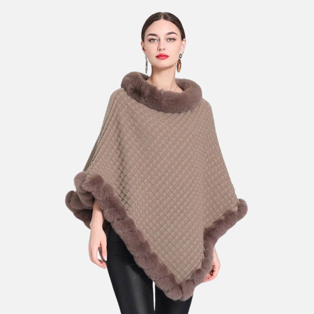 Cape poncho femme taupe col fourrure maille doublée avec bordure fourrure, vue de face portée