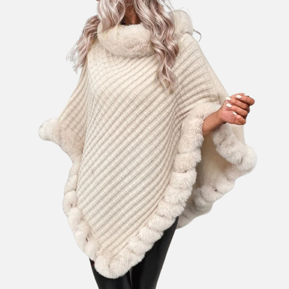 Cape poncho femme beige col fourrure maille doublée bordure fourrure, vue de face portée