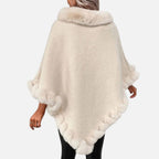 Cape poncho femme crème col fourrure maille doublée bordure fourrure vue dos portée