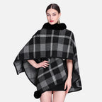 Femme portant cape poncho à carreaux noir gris col fourrure noire vue de face