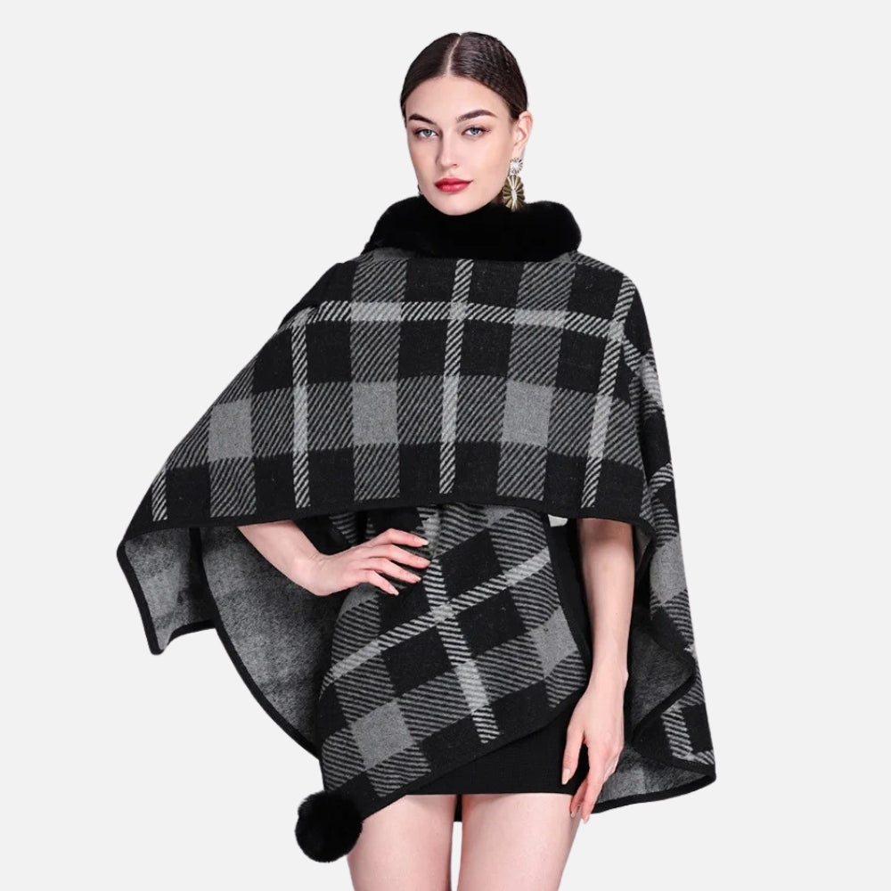 Femme portant cape poncho à carreaux noir gris col fourrure noire vue de face