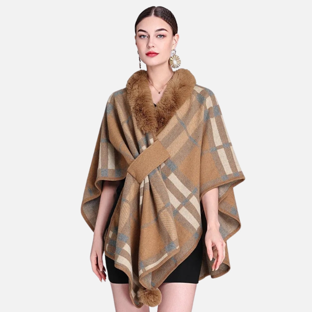 Cape poncho femme camel à carreaux avec col fourrure marron, portée de face sur fond blanc