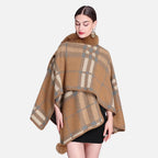 Cape poncho femme camel à carreaux avec col fourrure, vue de dos, portée avec détails de luxe