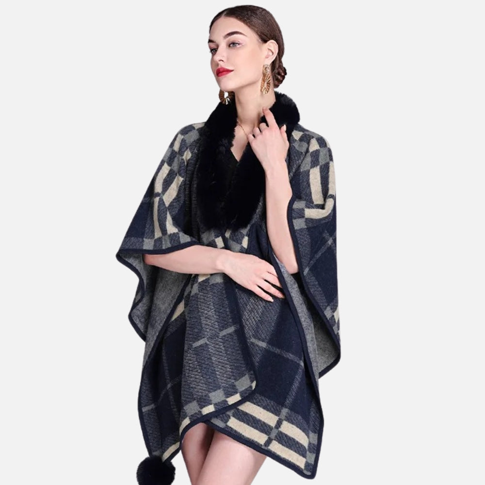 Femme portant cape poncho carreaux camel col fourrure noire, vue de face