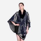 Femme portant cape poncho carreaux bleu marine col fourrure noire accessoire mode élégant