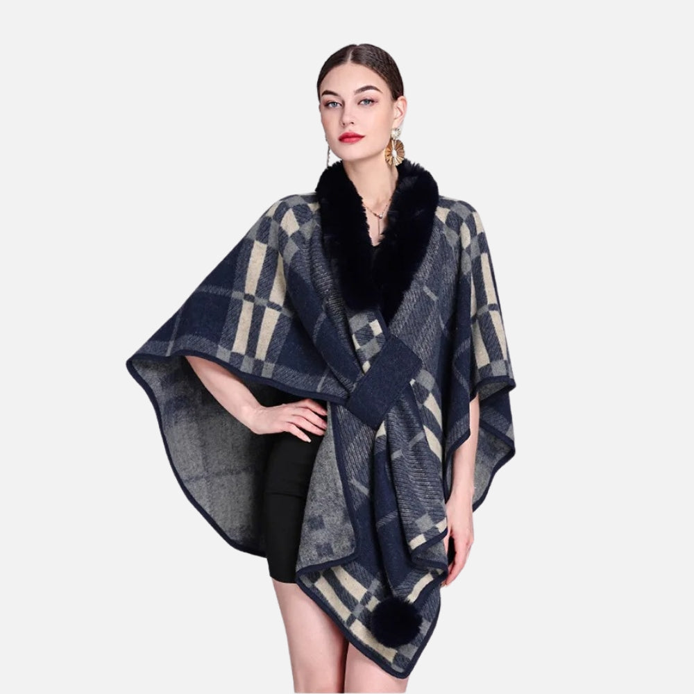 Femme portant cape poncho carreaux bleu marine col fourrure noire accessoire mode élégant