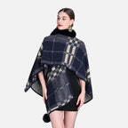 Cape poncho femme col fourrure noire motif carreaux bleu marine camel vue dos portée