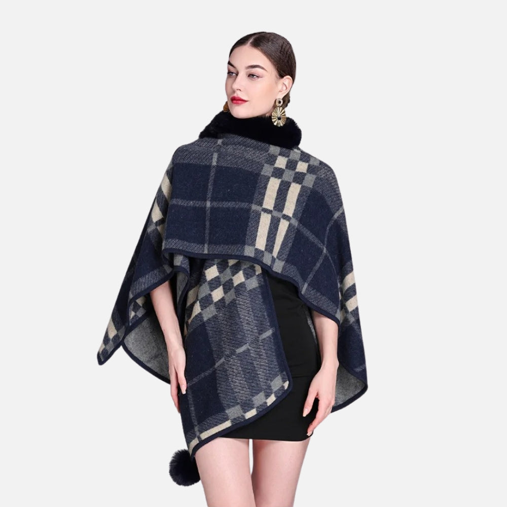 Cape poncho femme col fourrure noire motif carreaux bleu marine camel vue dos portée