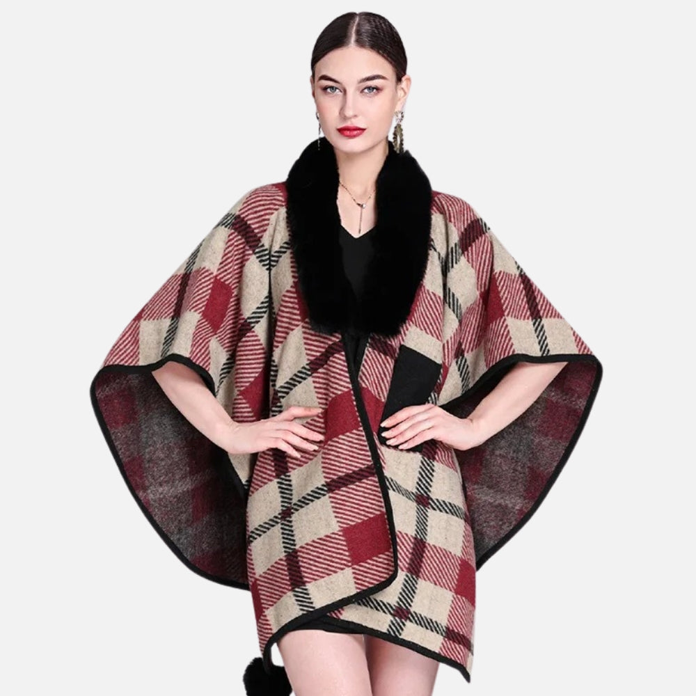 Cape poncho femme à carreaux rouge beige col fourrure noire portée de face