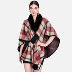 Femme portant cape poncho carreaux camel col fourrure noire vue de face
