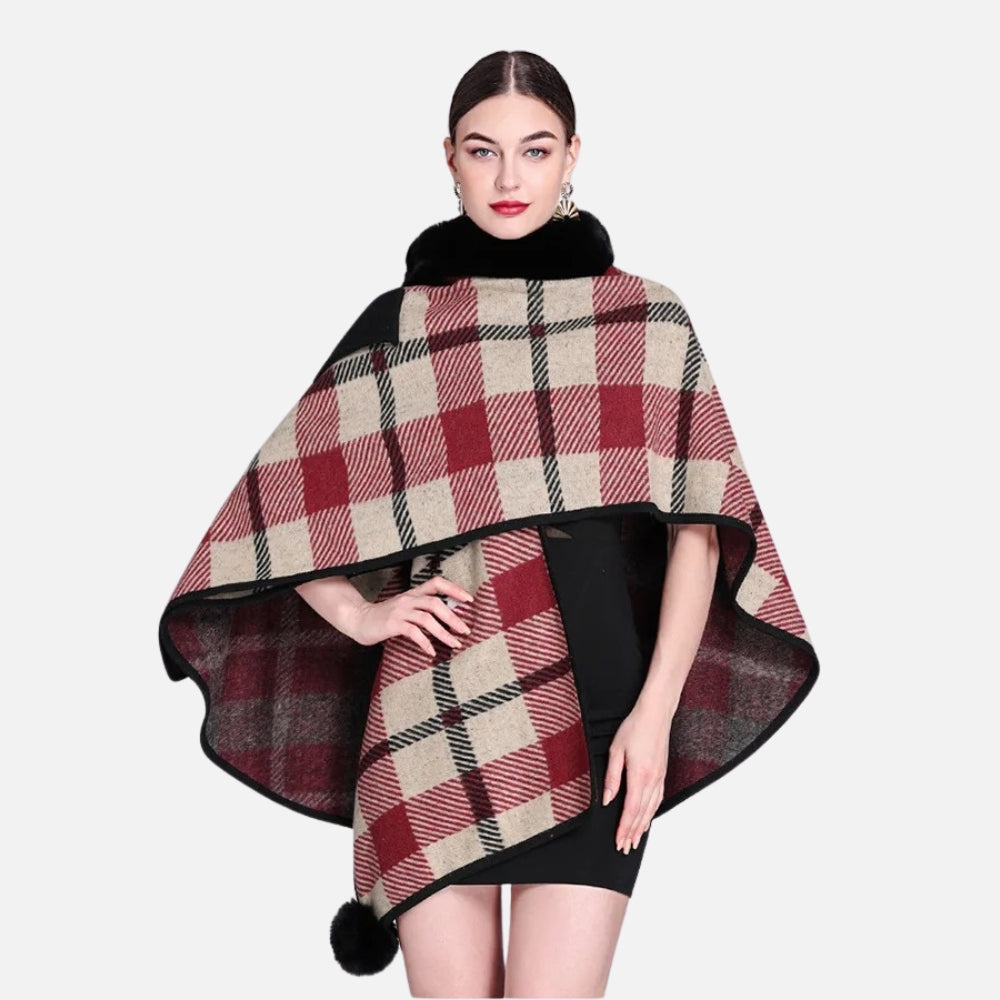 Cape poncho femme camel à carreaux avec col fourrure noire, portée de face sur fond blanc