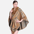 Cape poncho femme camel à carreaux col fourrure marron, portée de face sur fond blanc