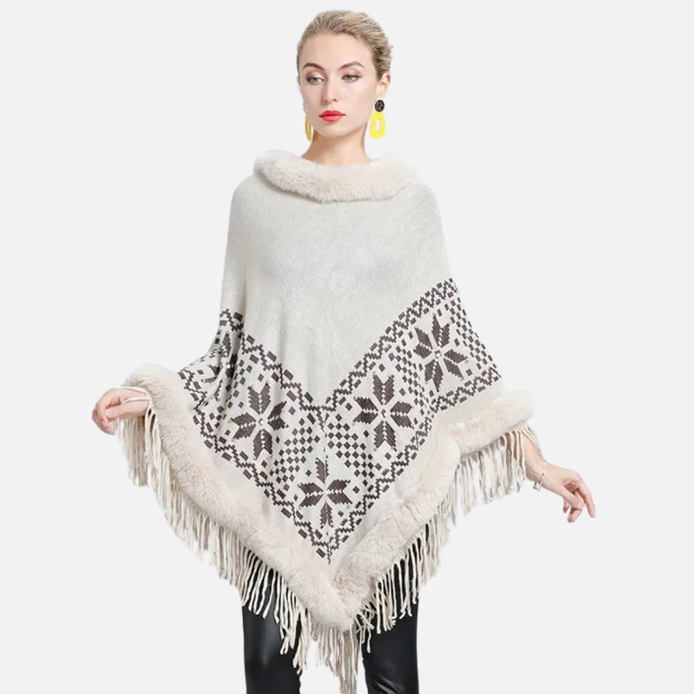 Femme portant cape poncho crème col fourrure motifs flocons gris franges