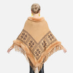 Cape poncho femme beige col fourrure motifs flocons franges, vue de dos portée
