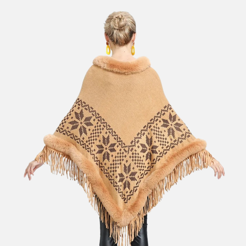Cape poncho femme beige col fourrure motifs flocons franges, vue de dos portée