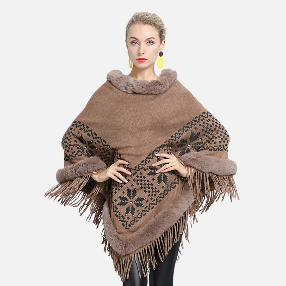 Cape poncho femme beige col fourrure motifs flocons franges hiver portée de face
