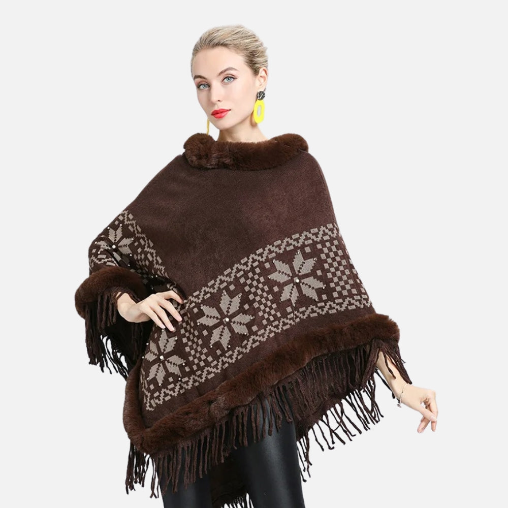 Femme portant cape poncho marron col fourrure motifs flocons franges hiver de face