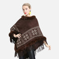 Femme portant cape poncho marron col fourrure motifs flocons franges hiver de face