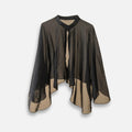 Cape poncho femme noire et beige col montant avec bouton perle, vue de face